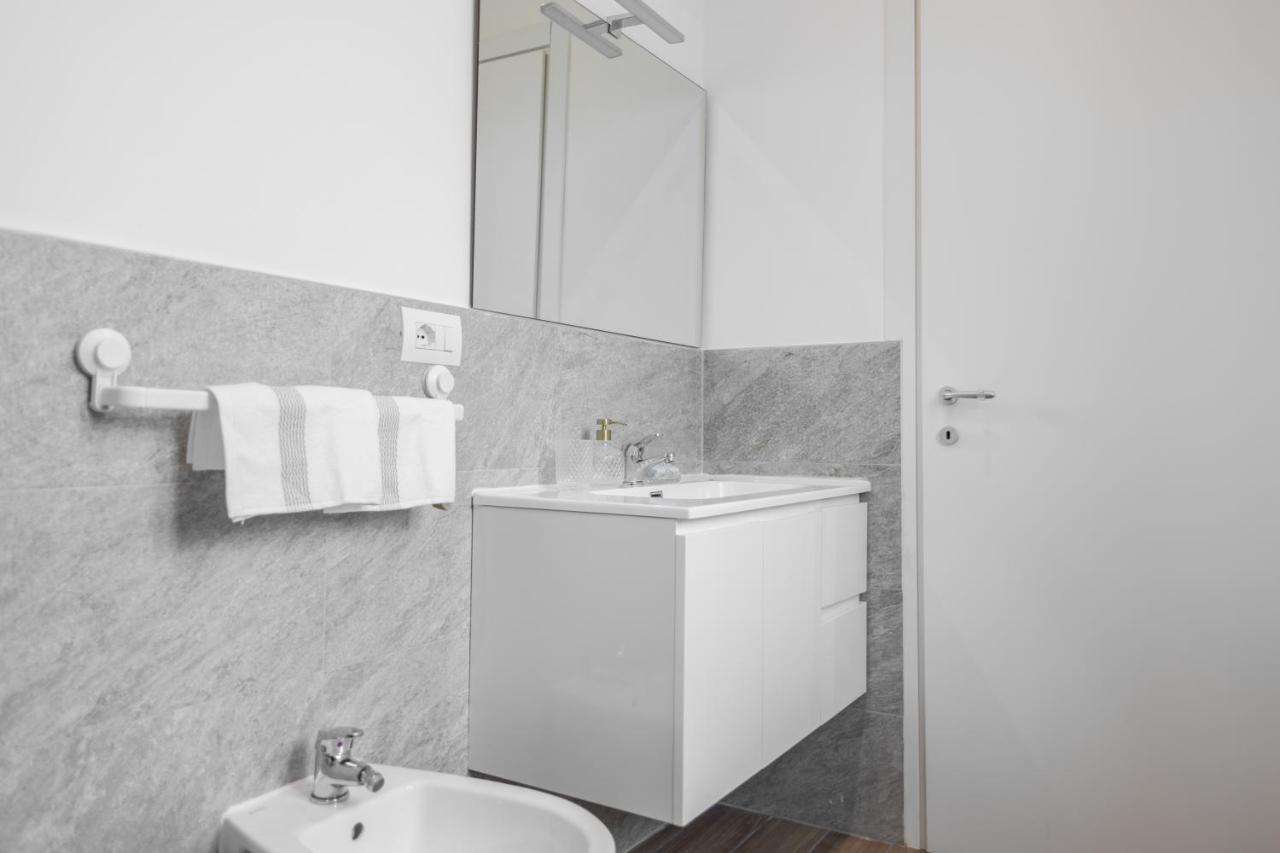 Lora Apartment,Free Private Parking, Self Check In,1 Como Bagian luar foto