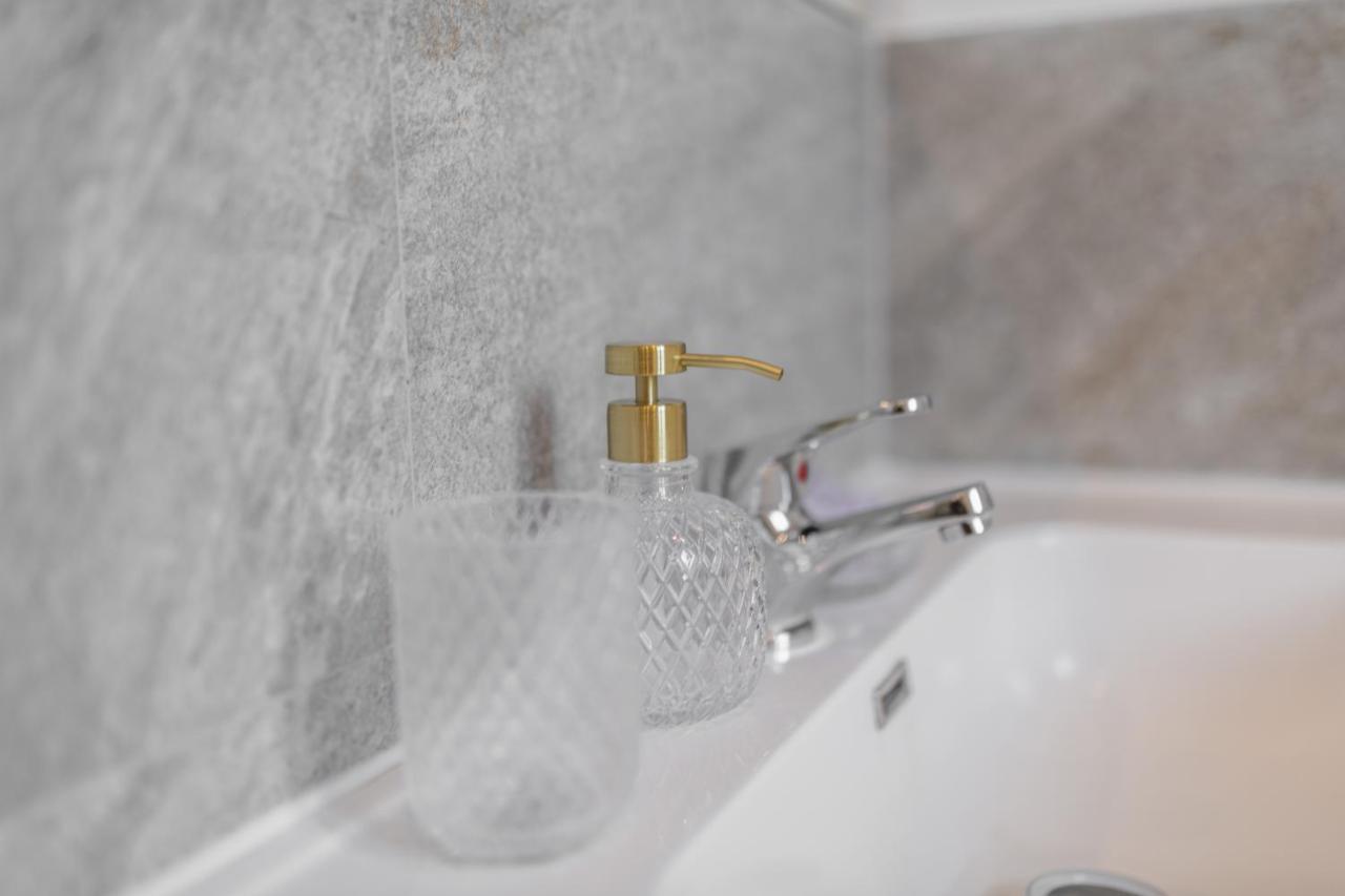 Lora Apartment,Free Private Parking, Self Check In,1 Como Bagian luar foto