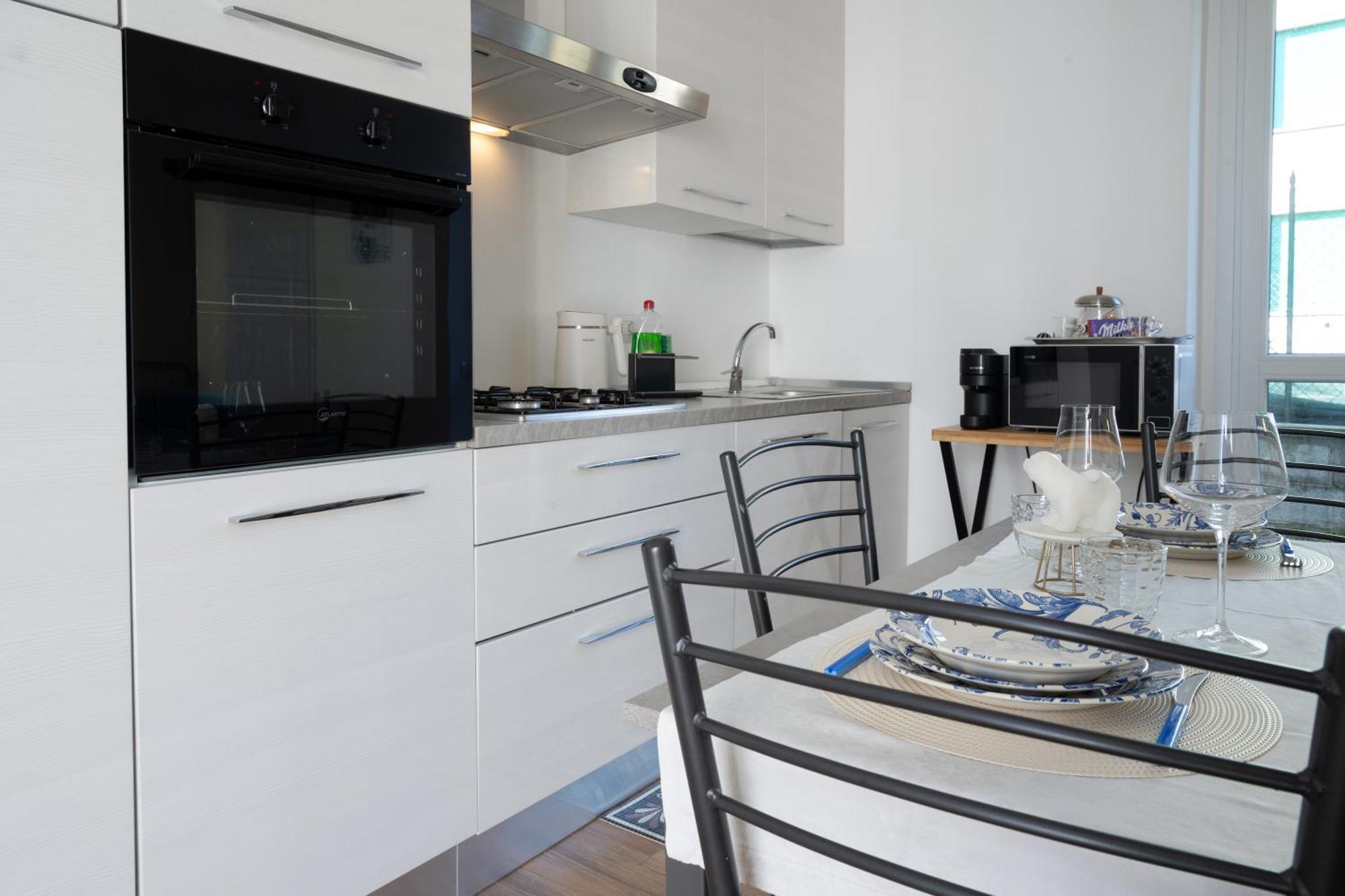 Lora Apartment,Free Private Parking, Self Check In,1 Como Bagian luar foto